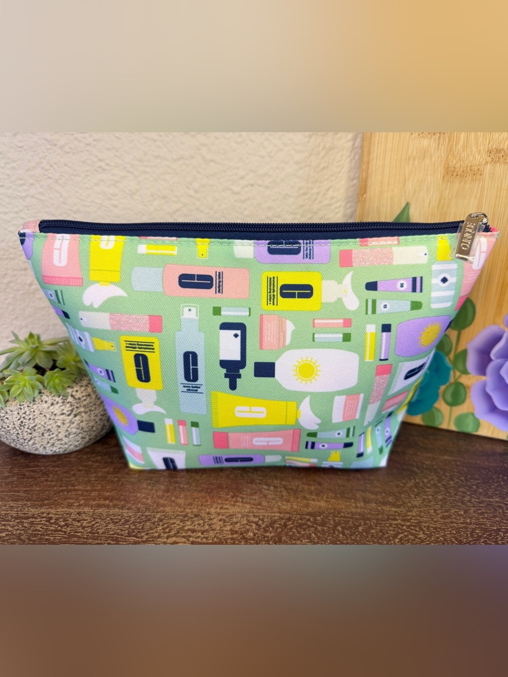 Clinique x Kate Spade NY - Cosmetic Case / Makeup Bag NWOT - Picture 2 of 15